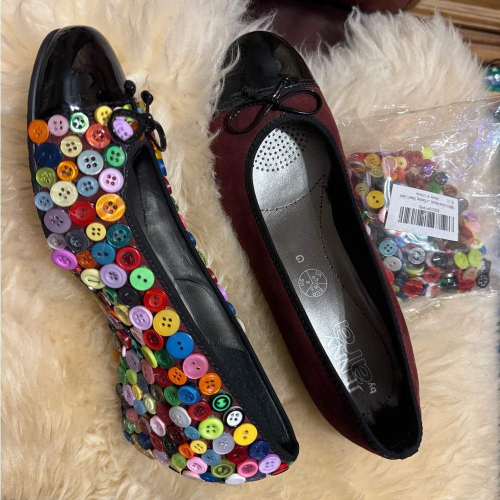 ( 3/$10) JENNY ARA SIZE 7 1/2 covered in buttons